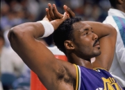 ror体育娱乐平台-马龙技术犯规送分，勇士主帅怒摔战术板！！